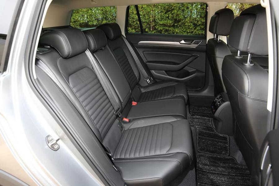 Интерьер Volkswagen Passat Alltrack (B8) 2015 года  (JP) (фото 8 из 19)